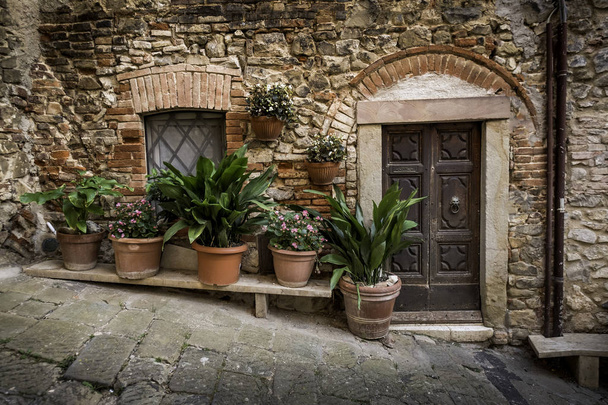 Montemerano, Toscane - petit village médiéval en Maremme. Montemerano est une ville du 12ème siècle au cœur de la Maremme, à 55 kilomètres de Grosseto, Italie
 - Photo, image