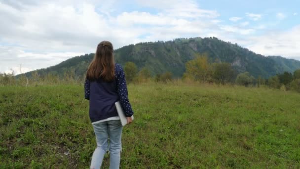 Menina está andando com laptop em alta montanha
 - Filmagem, Vídeo