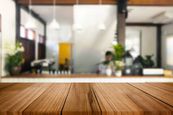 Enfoque seleccionado mesa de madera marrón vacía y café tienda o restaurante fondo borroso con imagen bokeh. para su fotomontaje o visualización del producto
. - Foto, imagen