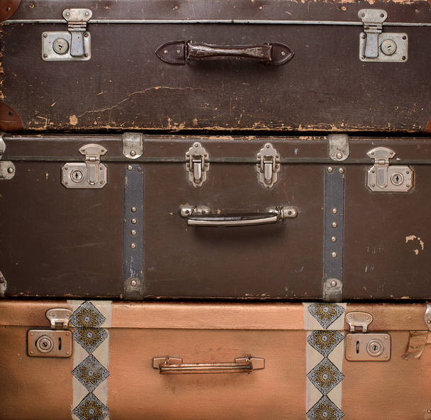pila de maletas desgastadas retro primer plano
 - Foto, Imagen