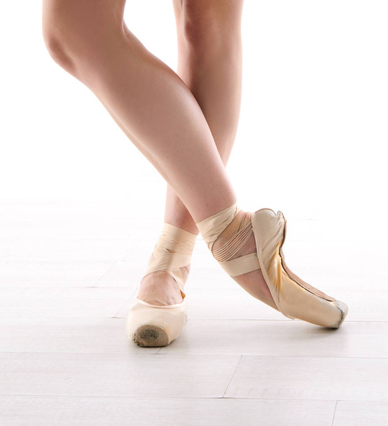female ballet dancer legs pointes - Foto, Imagem