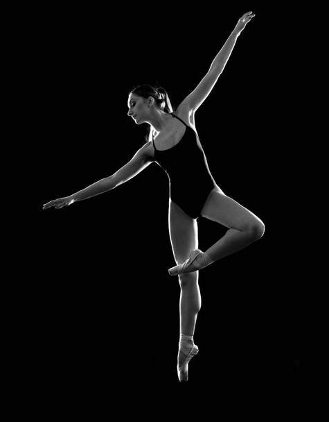 Slanke balletdanser op een zwarte studio achtergrond - Foto, afbeelding