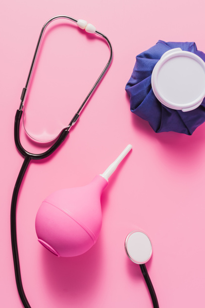 felülnézete rózsaszín felületén különböző orvosi műszerek - Fotó, kép