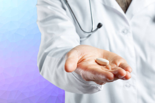 Doctor holding pill, close up - Foto, immagini