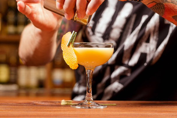 Bellissimi cocktail moderni serviti nei migliori bicchieri. I cocktail sono fatti su attrezzature moderne, aggeggi. E 'stato utilizzato come ghiaccio fatto a mano, blocco, palle e fionde
. - Foto, immagini