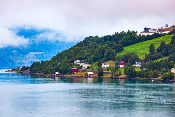 Noorwegen berglandschap dorp en fjord - Foto, afbeelding