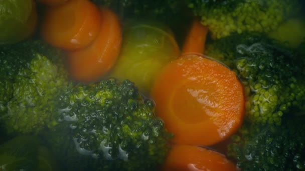 Gemüse in dampfendem Wasser kochen - Filmmaterial, Video