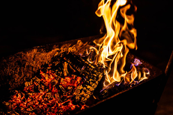 Płonące drewno w kominku zamknij - Zdjęcie, obraz