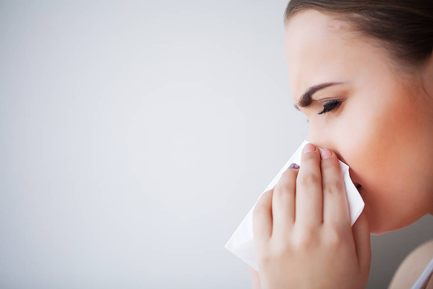 インフルエンザと病気の女性。紙ティッシュ、鼻風邪の問題を使用して病気の女性. - 写真・画像