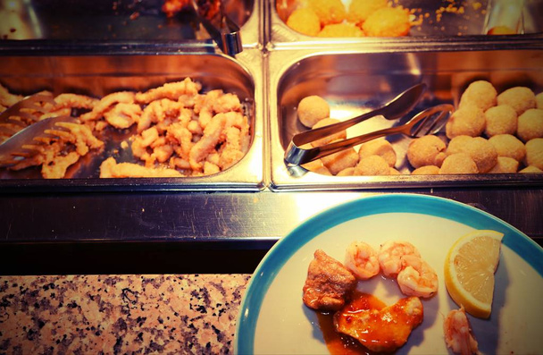 bandeja con muchos alimentos fritos y camarones en restaurante asiático con un plato y efecto vintage
 - Foto, Imagen