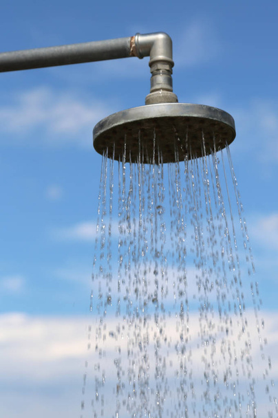 gran ducha exterior el agua que fluye de la gárgola y el fondo del cielo azul
 - Foto, Imagen