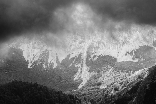 Berg cliff tijdens storm. Zwart-wit beeld. - Foto, afbeelding