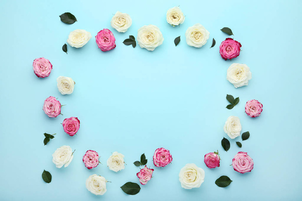 Рожеві та білі квіти троянд на синьому фоні
 - Фото, зображення