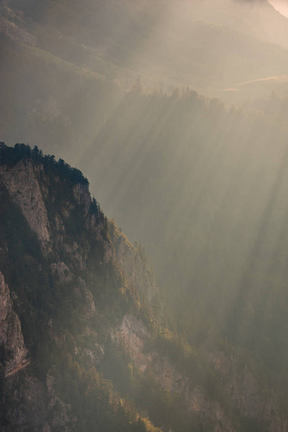 Sunbeam на гірські скелі.  - Фото, зображення