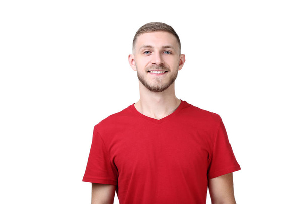 Portré, fiatal, mosolygós ember a piros inget látszó-on fényképezőgép, elszigetelt fehér background - Fotó, kép