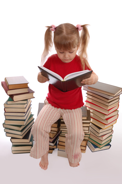 La petite fille lit le livre
 - Photo, image