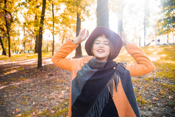 Сезон і концепція людей - красива щаслива дівчина-підліток розважається з листям в осінньому парку. Портрет щасливої і позитивної красивої дівчини
 - Фото, зображення