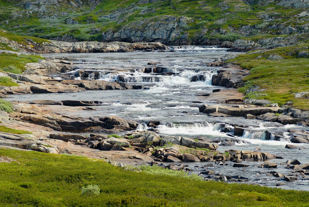 Csodálatos nyári táj a Hardangervidda hegyi-fennsík és a nemzeti park, Norvégia. - Fotó, kép