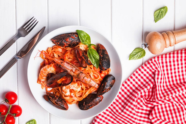 Delicious seafood pasta with shrimps and mussels - Φωτογραφία, εικόνα