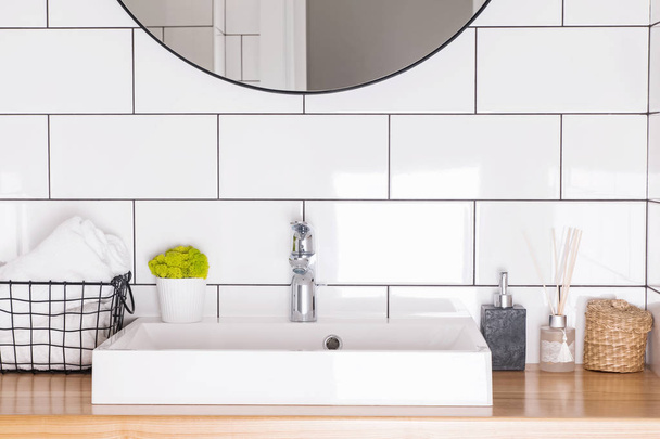 Современный интерьер ванной комнаты в деталях. Белая плитка и раковина
. - Фото, изображение