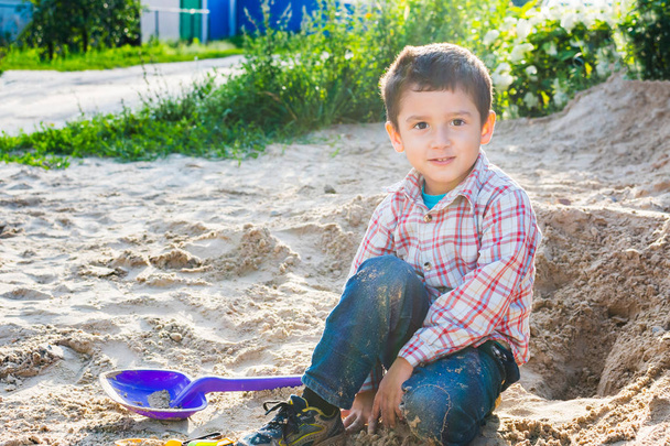 poika 4-vuotias leikkii hiekalla
 - Valokuva, kuva