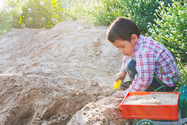 fiú 4 éves játszik a homok - Fotó, kép