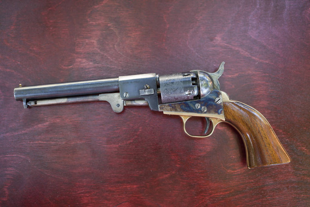Старий пістолет під час кляніну
 - Фото, зображення