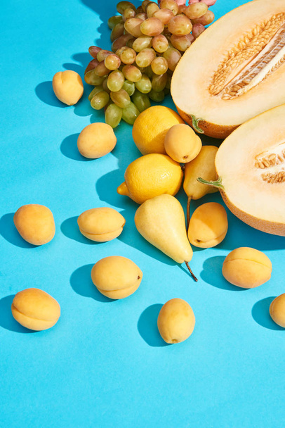 hoge hoekmening van zoete rijpe smakelijke vruchten op blauwe achtergrond - Foto, afbeelding