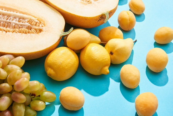 крупный план сладких спелых вкусных фруктов на голубом
 - Фото, изображение