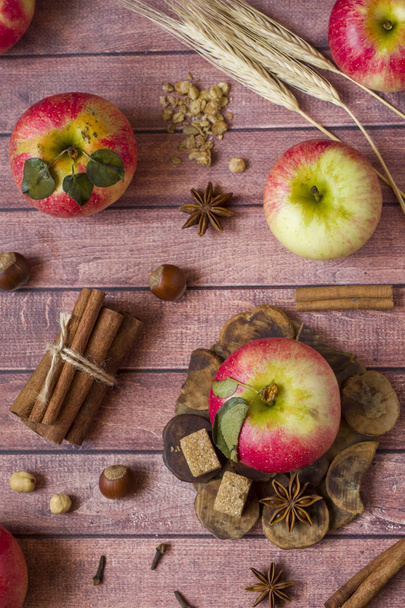 Fresh red apples, spicy spices cinnamon, anise and cloves. Autumn concept. - Φωτογραφία, εικόνα