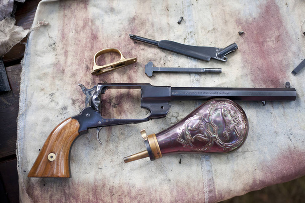 alte Pistole bei der Reinigung - Foto, Bild