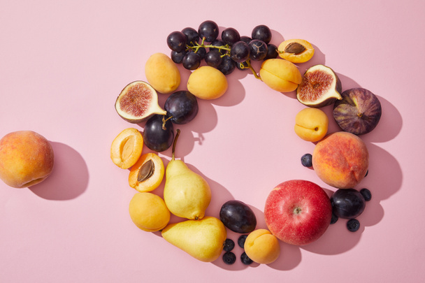 vista superior de frutas frescas maduras doces e saborosas no fundo roxo
 - Foto, Imagem