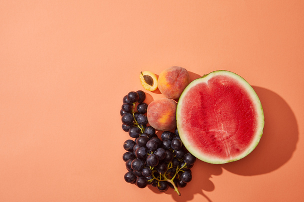 vista superior de várias frutas frescas maduras doces no fundo vermelho
 - Foto, Imagem
