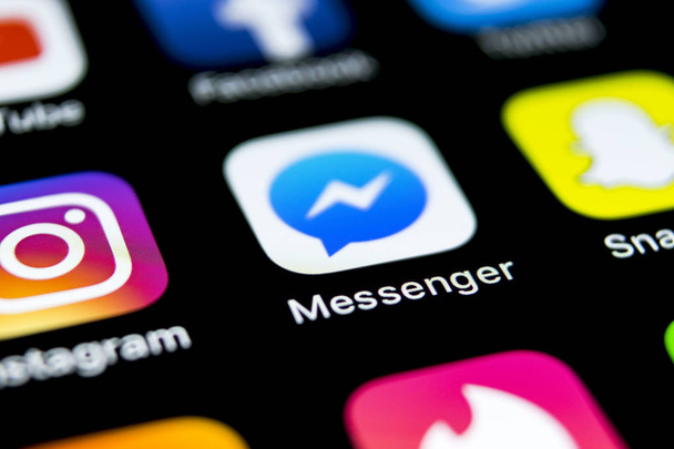 Sankt-Petersburg, Russia, April 12, 2018: Facebook messenger application icon on Apple iPhone X screen close-up. Facebook messenger app icon. Online internet social media network. Social media app - Foto, Bild