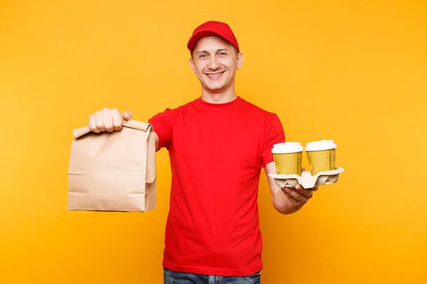 Hombre con gorra roja, camiseta dando orden de comida rápida aislado sobre fondo amarillo. Empleado mensajero masculino sostiene paquete de papel con comida, café. Entrega de productos de tienda o restaurante a casa. Copiar espacio
 - Foto, imagen