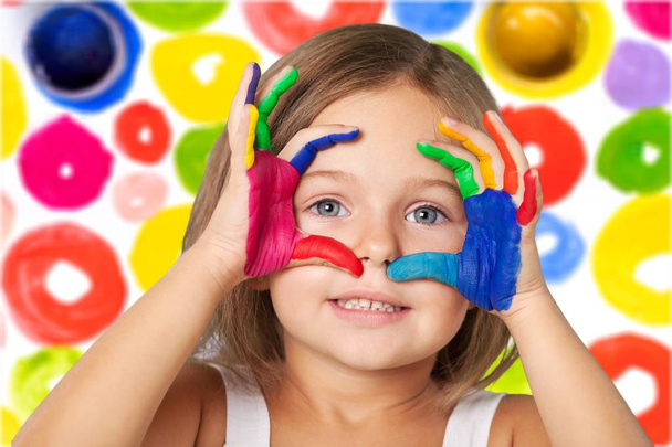 Linda niña con manos pintadas de colores en el fondo - Foto, Imagen