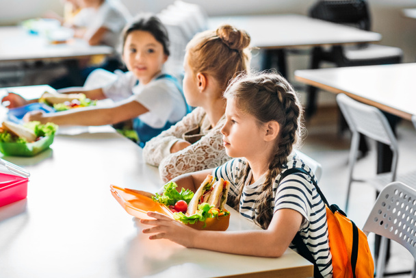 groupe d'écolières prenant le déjeuner à la cafétéria de l'école ensemble
 - Photo, image