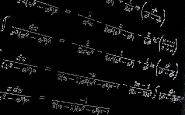 Gran número de fórmulas matemáticas de neón sobre un fondo negro
 - Foto, Imagen