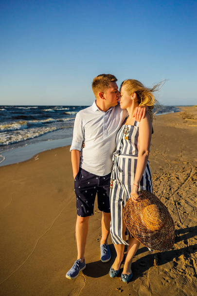 молодая нежная влюбленная пара на песчаном пляже в Риге, Латвия
 - Фото, изображение