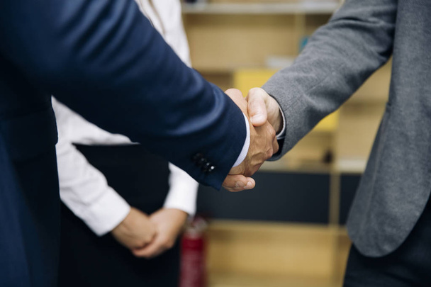 Empresários aperto de mão após acordo de negócio no escritório
 - Foto, Imagem