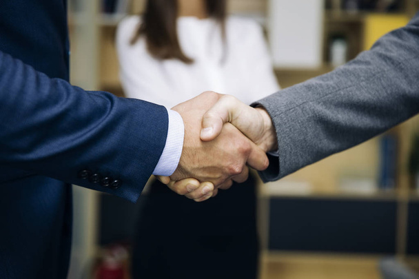Metoda handshaking podnikatelé po dohodě dohodu v kanceláři - Fotografie, Obrázek