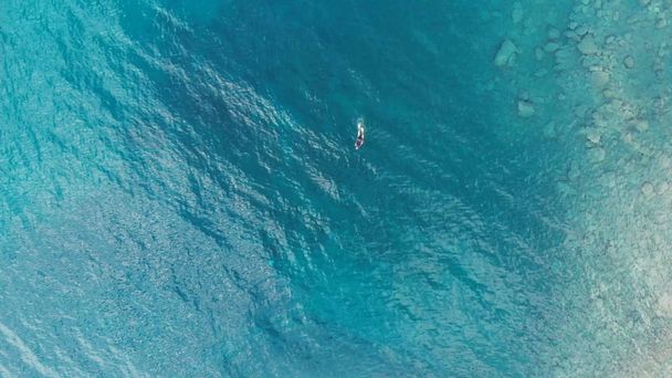 Antena: jedna osoba nurek pływanie połowów w krystalicznie czyste Morze Śródziemne, ciemnoniebieskie wody przejrzyste, koncepcję wakacji letnich sport  - Zdjęcie, obraz