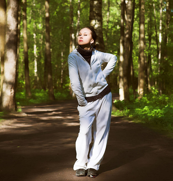 young woman in summer  park - Fotografie, Obrázek