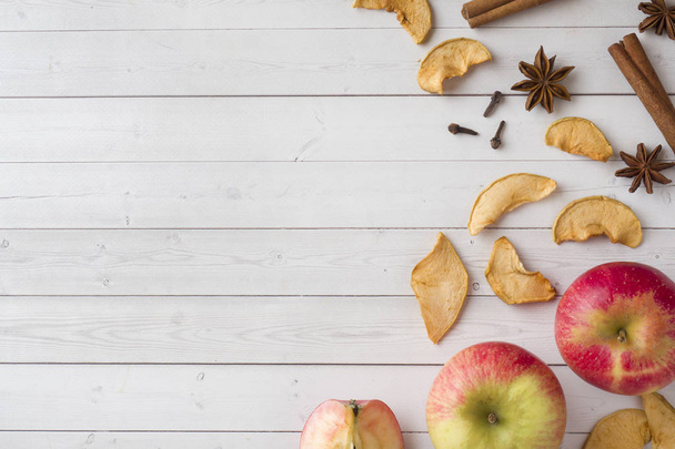 Apples are fresh and dry with spices. Cinnamon sticks, star star anise star and cloves - Zdjęcie, obraz