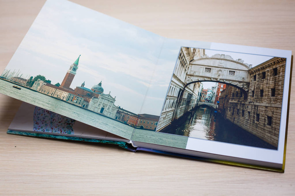 Libro abierto con imagen de Venecia sobre fondo de madera
 - Foto, Imagen