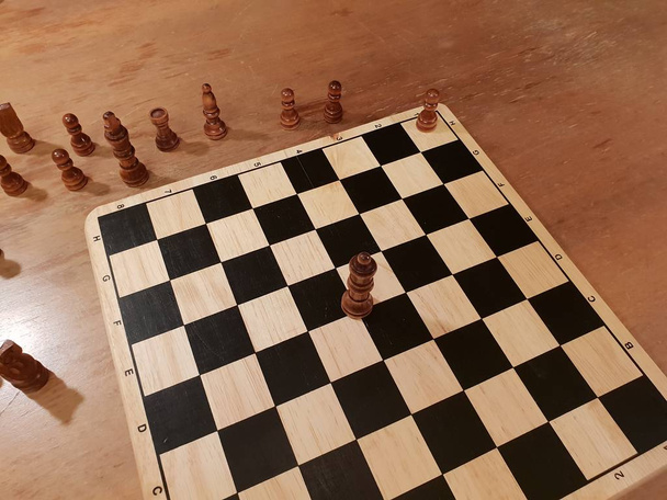 Comment jouer aux échecs jeu de plateau en bois. Improvisation et différents angles de jeux d'échecs, pièces et échiquier. Figures blanches et noires et plateau de jeu d'échecs
. - Photo, image