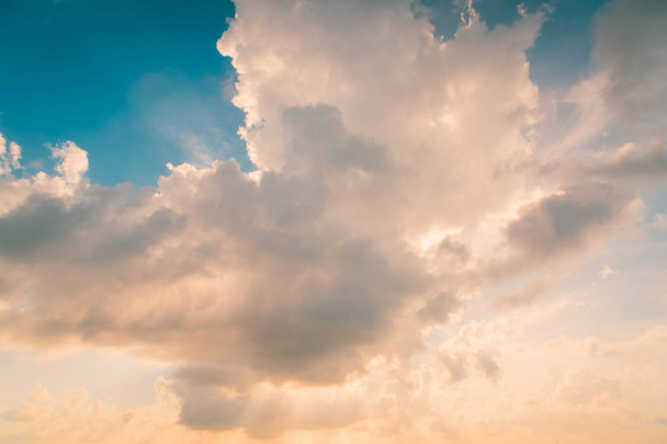 Натхненні хмари та сонячні промені. заспокоює природу і фон неба
 - Фото, зображення