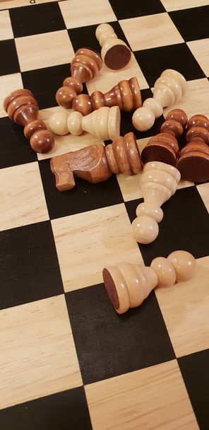 wie man Holzbrettspiel Schach spielt. Improvisation und verschiedene Blickwinkel von Schachsätzen, Figuren und Schachbrettern. weiße und schwarze Figuren und Schachbrett. - Foto, Bild