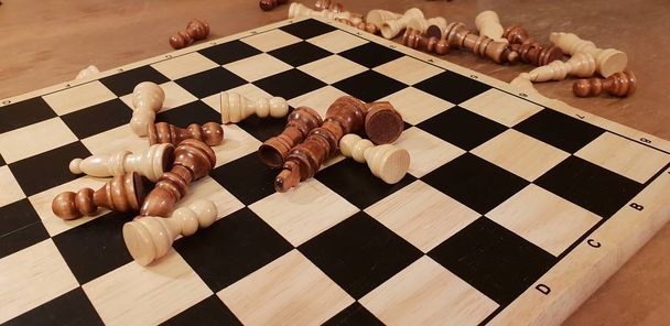 Как играть в шахматы деревянные настольные игры. Импровизация и различные углы шахматных наборов, фигур и шахматной доски. Белые и черные фигуры и шахматная доска
. - Фото, изображение