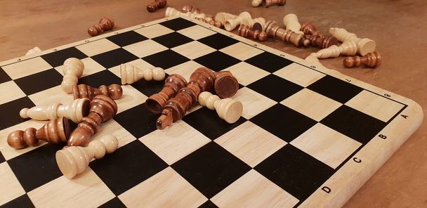 Jak hrát dřevěná desková hra šachy. Improvizace a různé úhly šachové soupravy, kousky a šachovnice. Bílé a černé postavy a deska ze šachové hry. - Fotografie, Obrázek